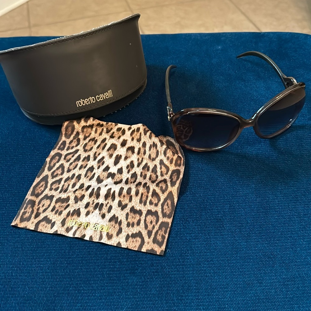 Authentic Gorgeous Roberto Cavalli sunglasses,original case and leopard cloth